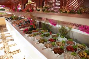 Buffet im Marble Arch Hotel By Perili Datça mit verschiedenen Salaten und Gemüsegerichten.