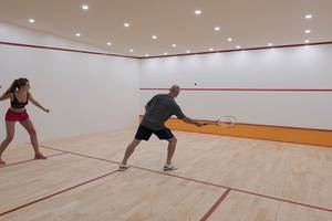 Squash spielen im Asia Beach Resort & Spa, zwei Personen auf dem Spielfeld