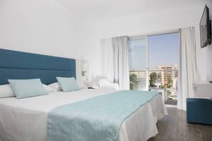 Schlafzimmer im Alua Leo Hotel mit Blick auf die Stadt