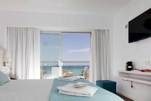 Zimmer im Alua Leo Hotel mit Blick auf das Meer und einer Terrasse.