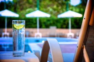 Glas mit Wasser und Zitrone im Poolbereich des Solimar Dias Hotels.
