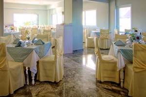 Innenbereich des Restaurants des Solimar Dias Hotels mit gedeckten Tischen und Stühlen.