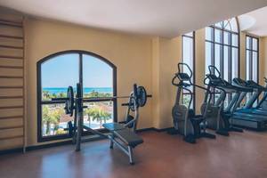 Fitnessstudio im Iberostar Laguna Azul Hotel mit Blick auf den Ozean.