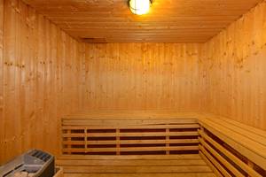 Innenansicht der Sauna im Iberostar Laguna Azul Hotel, mit Holzwänden und Bänken.