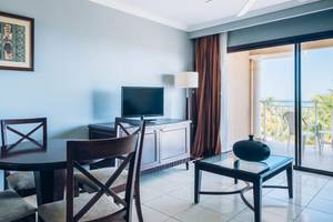 Hotelsuite-Wohnzimmer mit Balkon und Fernseher