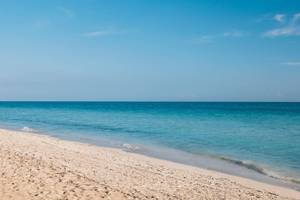 Strand des Iberostar Laguna Azul Hotels mit blauem Meer und klarem Himmel
