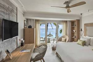 Innenansicht eines Hotelzimmers im Sugar Beach Mauritius mit Blick auf das Meer.