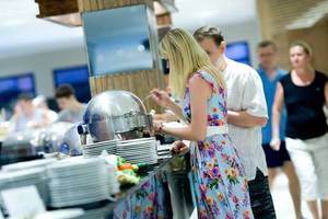 Paar am Amphoras Beach Hotel Buffet Bereich mit vielen Speisen