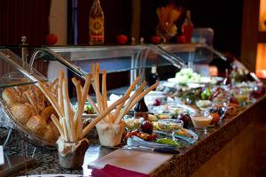 Buffettisch im Amphoras Beach Hotel mit verschiedenen Vorspeisen, Salaten und Getränken.