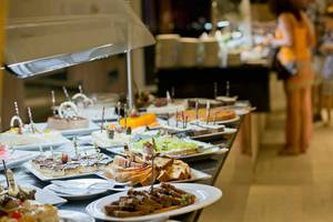 Buffet-Tisch im Amphoras Beach Hotel mit verschiedenen Desserts und Speisen.