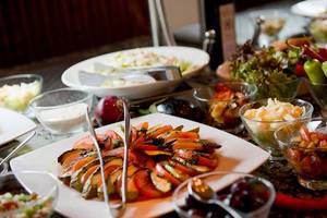 Buffetangebot im Amphoras Beach Hotel mit verschiedenen Salaten und Gerichten.