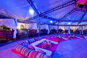 Loungebereich im Amphoras Beach Hotel mit blauer Beleuchtung, weichen Sitzgelegenheiten und Tischchen.