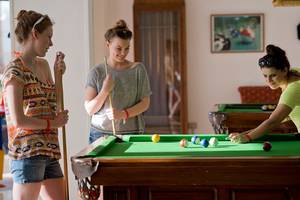 Drei Frauen spielen Billard im Amphoras Beach Hotel.