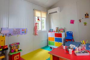 Kinderzimmer im Side Royal Palace Hotel & Spa mit bunten Möbeln und Spielzeug.