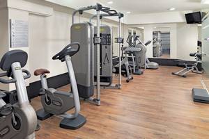 Fitnesscenter im H10 Las Palmeras Hotel mit verschiedenen Trainingsgeräten.