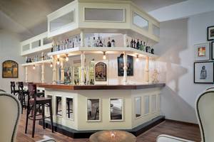 Barbereich des H10 Las Palmeras Hotels mit Theke, Stühlen und Dekor