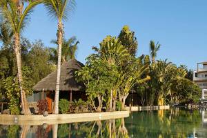 Außenbereich des Tabaiba Princess Hotels mit Swimmingpool und umgeben von Palmen und Pflanzen