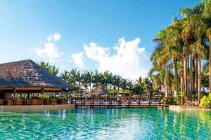 Außenbereich des Tabaiba Princess Hotels mit einem Schwimmbad, einer Brücke und einer Bar.