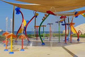 Wasserspielplatz im Shangri-La Barr Al Jissah Resort & Spa mit bunten Figuren und Wasserfontaenen