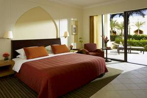 Hotelzimmer im Shangri-La Barr Al Jissah Resort & Spa - Al Bandar mit einem großen Bett und Terrassentür