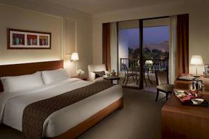Hotelzimmer mit Balkon und Meerblick im Shangri-La Barr Al Jissah Resort & Spa.