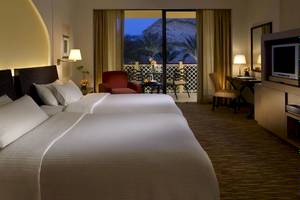 Doppelbett Zimmer mit Balkon im Hotel Shangri-La Barr Al Jissah