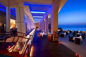 Abendessen auf der Terrasse des Shangri-La Barr Al Jissah Resort & Spa - Al Bandar mit Blick auf das Meer