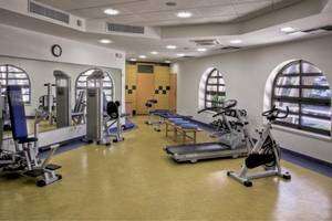 Fitnessraum im BlueSun Hotel Berulia mit verschiedenen Geräten und Geräten.