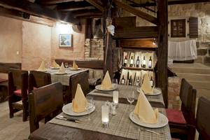 Innenansicht des Restaurants des BlueSun Hotels Berulia mit gedeckten Tischen und Stühlen.