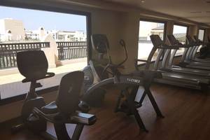 Fitnessstudio im Steigenberger Aqua Magic mit Blick auf die Außenwelt.