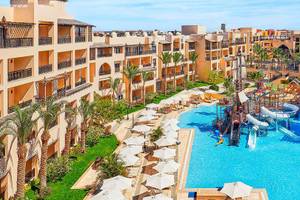 Steigenberger Aqua Magic Hotel mit Swimmingpool und Wasserrutschen, Ansicht von oben.