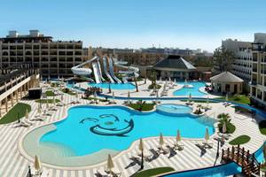 Luftaufnahme des Steigenberger Aqua Magic Hotels mit großen Swimmingpools und Wasserrutschen