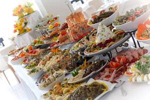 Buffettisch im Calypso Hotel mit verschiedenen Gerichten und Salaten.