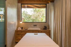 Massageraum im Cretan Malia Park Hotel mit Blick aus dem Fenster.