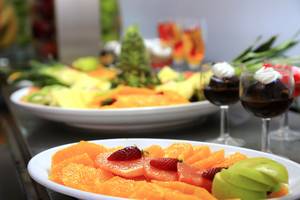 Obstplatte mit verschiedenen Früchten auf einem Tisch im Blue Bay Beach Resort.