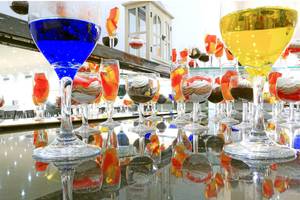 Cocktails im Blue Bay Beach Resort, serviert in farbenfrohen Gläsern.