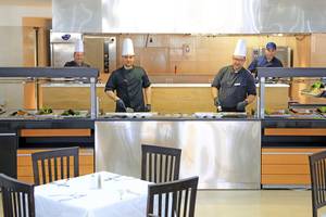 Koche im Blue Bay Beach Resort bereiten Gerichte zu.