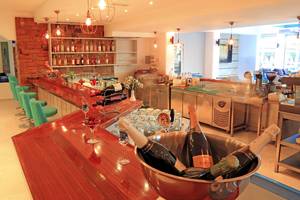 Innenansicht der Bar im Blue Bay Beach Resort mit Champagnerflaschen und Gläsern.