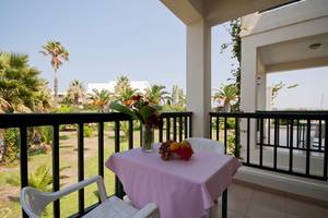 Terrasse mit Tisch, Blumen und Obstkorb auf einer Hotelanlage