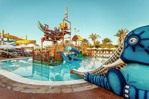 Wasserpark des Turan Prince Hotels mit Wasserrutschen und bunten Elefantenskulptur.