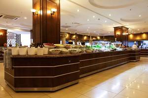 Buffet im Turan Prince Hotel mit verschiedenen Salaten und Gerichten.
