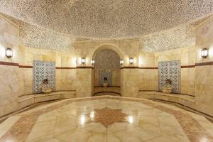 Innenansicht des Hamams im Turan Prince Hotel mit Marmorboden und dekorativen Wandfliesen