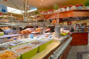 Frühstücksbuffet im VIK Hotel San Antonio mit verschiedenen Broten, Cerealien und Früchten.
