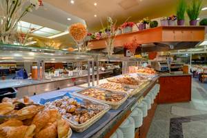 Buffet im VIK Hotel San Antonio mit verschiedenen Gebäcksorten und Brot
