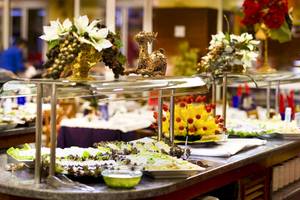 Buffet-Tisch im VIK Hotel San Antonio mit verschiedenen Gerichten und Dekorationen.