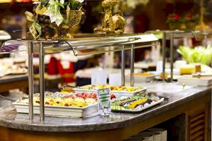 Buffetbereich im VIK Hotel San Antonio mit verschiedenen Gerichten und Dekoration.