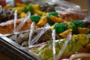 Ein Buffettisch im Alba Queen Hotel mit verschiedenen Gerichten und Salaten.