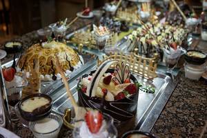 Buffet mit verschiedenen Desserts im Alba Queen Hotel.
