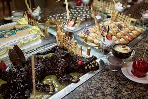 Süßigkeitenbuffet im Alba Queen Hotel mit verschiedenen Schokoladen und Gebäcken.