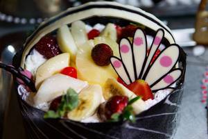 Obstkorb-Dessert mit Früchten und Schokoladendekor im Hotel Alba Queen.